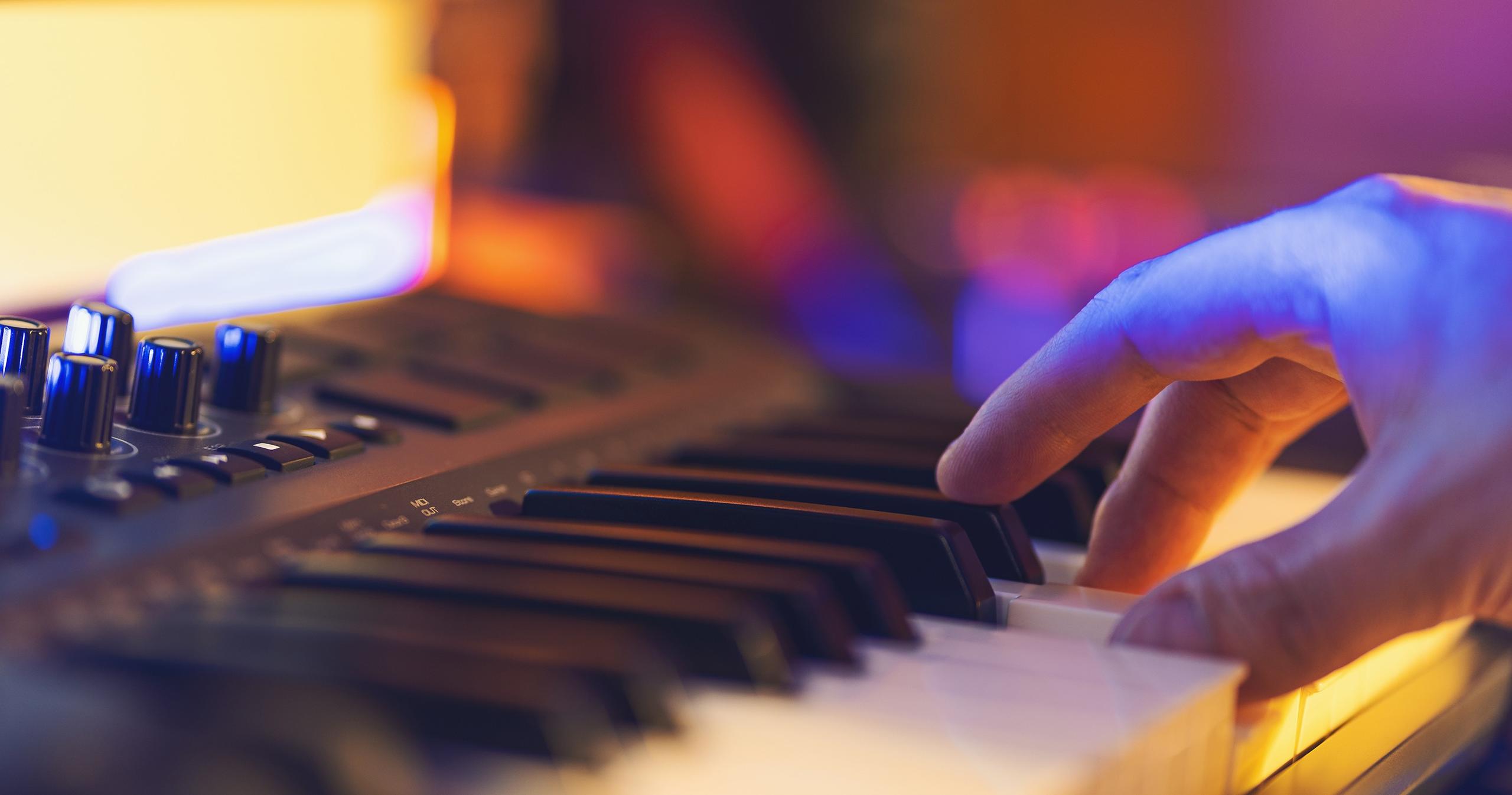 Produce electronic music in studio and playing on midi keyboard Taller de teclado
